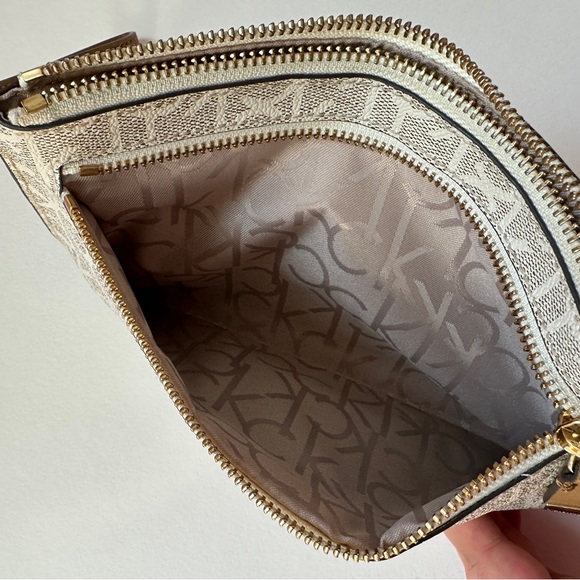 CALVIN KLEIN: Top and front zip wristlet wallet clutch - Picture 4 of 10
